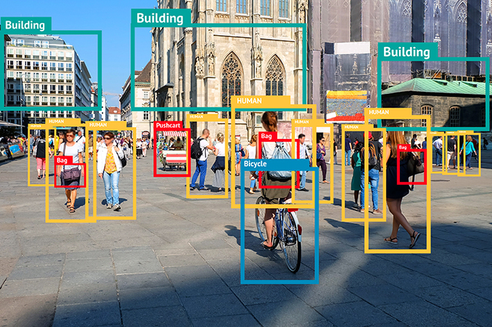 도시 광장의 사람과 사물에 경계 상자를 표시한 객체 탐지 결과